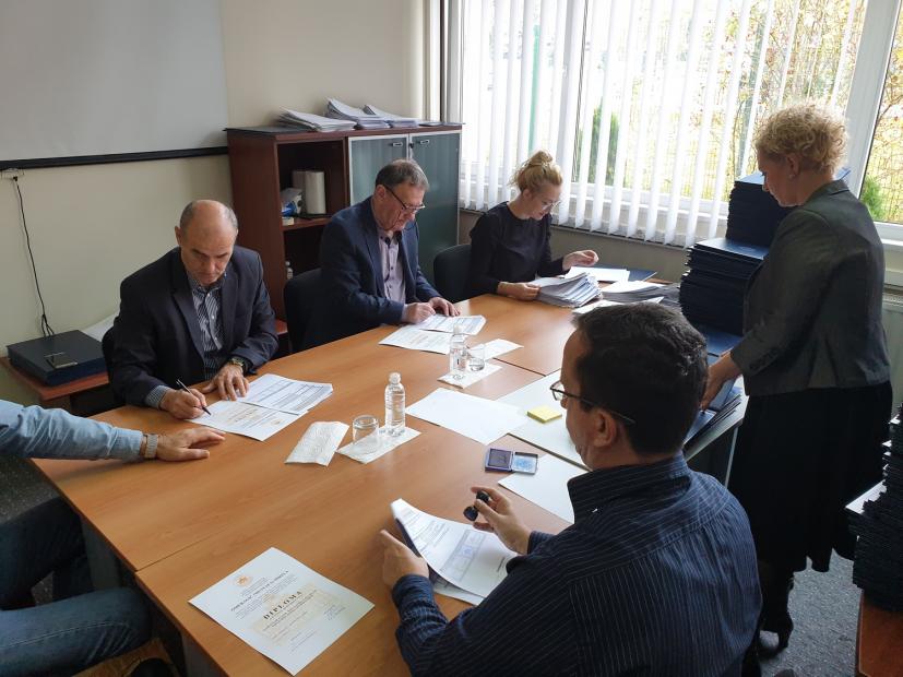 Počelo potpisivanje diploma u okviru priprema za „Svečanu promociju i dodjelu diploma diplomatima i magistrantima Univerziteta u Sarajevu“