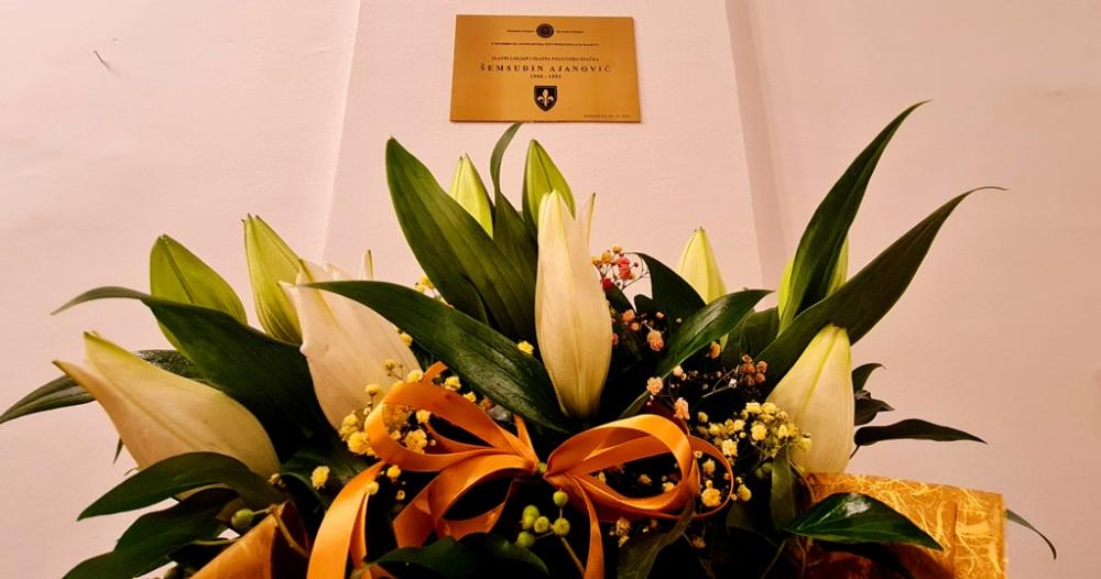 Položeno cvijeće ispred spomen-ploče Šemsudinu Ajanoviću, uposleniku Univerziteta u Sarajevu i nosiocu priznanja „Zlatni ljiljan“ i „Zlatna policijska značka