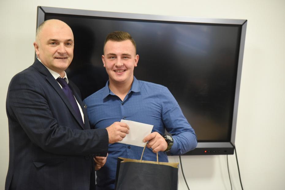 Uprava i uposlenici Šumarskog fakulteta nagradili studenta Nirhada Mašića, svjetskog prvaka u karateu