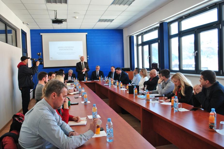 Na Fakultetu za upravu održana panel-diskusija o temi „Podrška izgradnji održivih kapaciteta za javno-privatno partnerstvo u BiH“
