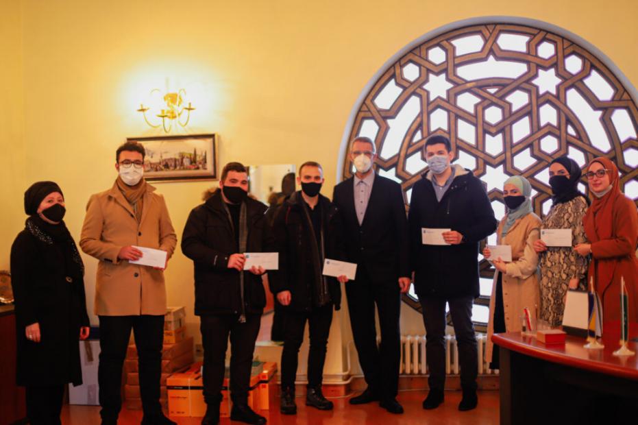 Uručena novčana nagrada „Bayan“ za osvojeno prvo mjesto u kreativnom izražavanju na arapskom jeziku