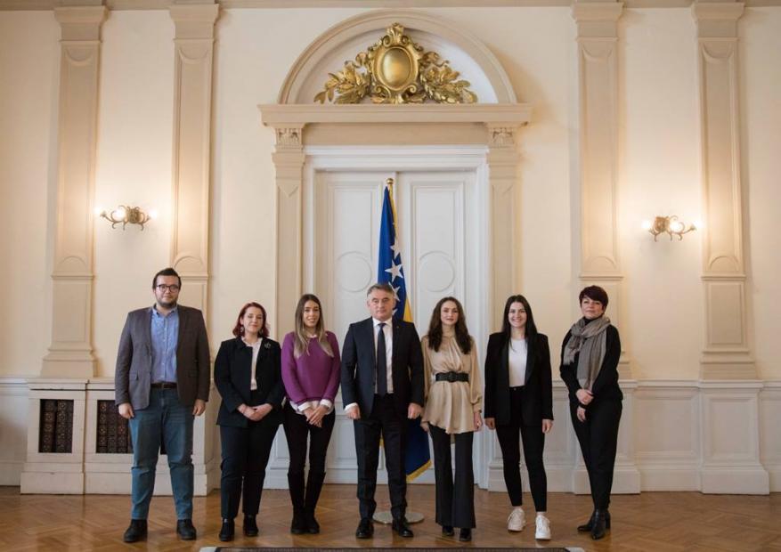 Predsjedavajući Predsjedništva Bosne i Hercegovine Željko Komšić primio je u posjetu pobjednice najprestižnijeg međunarodnog takmičenja iz ljudskih prava u Strasbourgu