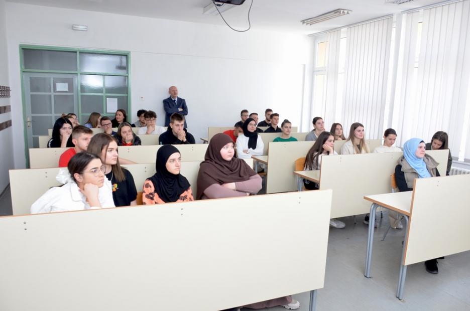 Fakultet za upravu UNSA predstavio studijske programe srednjoškolcima u Visokom