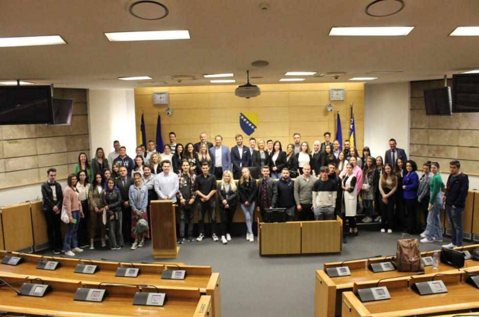 Studenti druge godine prvog ciklusa studija Odsjeka za politologiju Fakulteta političkih nauka UNSA posjetili Predstavnički dom Parlamenta FBiH