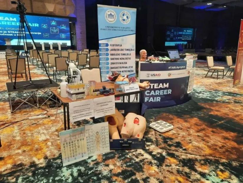 Fakultet zdravstvenih studija UNSA učestvovao na STEAM sajmu karijera