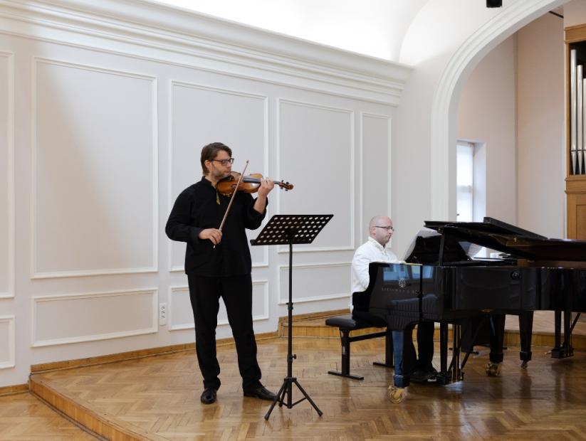 Violinista Marko Simović i pijanista Nikola Vučković nastupili na 15. Majskim muzičkim svečanostima