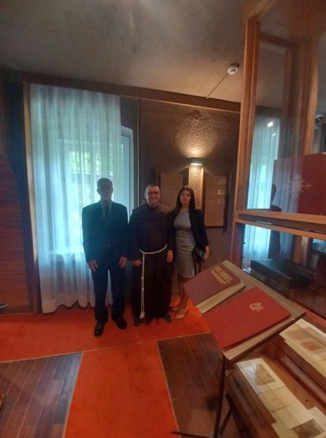 Predstavnici Nacionalne i univerzitetske biblioteke BiH u posjeti franjevačkom samostanu Kraljeva Sutjeska i Gradskoj biblioteci Kakanj