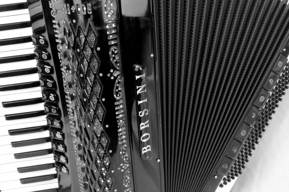 Student Muzičke akademije UNSA Ivor Javor-Korjenić na nedavno održanim takmičenjima ostvario izuzetan uspjeh pobijedivši na oba takmičenja u solističkim akademskim kategorijama