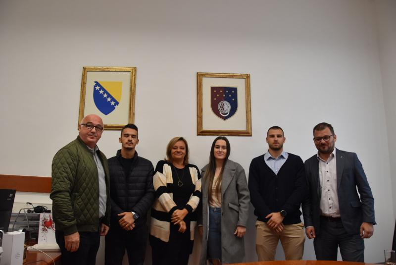 Ministrica za nauku, visoko obrazovanje i mlade KS ugostila uspješne mlade sportiste koji su na nedavnim Evropskim univerzitetskim igrama u Poljskoj sarajevskom Univerzitetu i našoj državi Bosni i Hercegovini donijeli najsjajnija sportska odličja