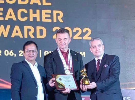 Vedran Zubić, profesor geografije u Gimnaziji Dobrinja dobio je u Indiji nagradu za jednog od najboljih profesora na svijetu