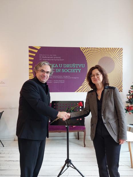 Na Muzičkoj akademiji UNSA upriličena primopredaja 60 doniranih stalaka za note