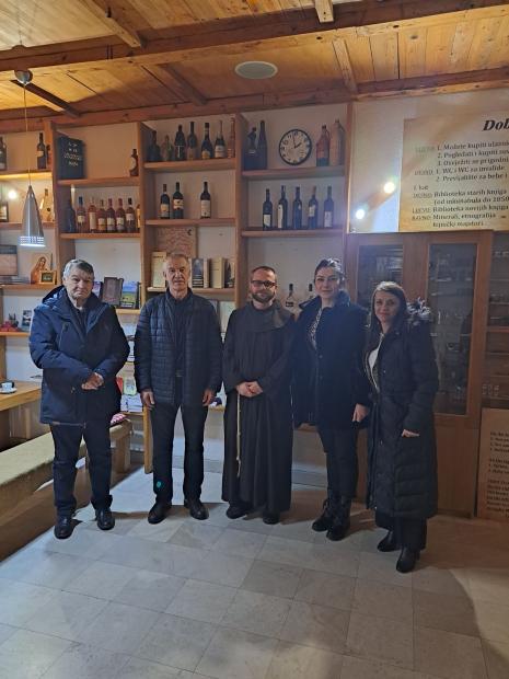 Predstavnici Nacionalne i univerzitetske biblioteke BiH posjetio Franjevački samostan Duha Svetoga u Fojnici