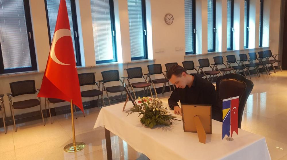 Suosjećanje i solidarnost: Studenti Fakulteta političkih nauka UNSA upisali se u Knjigu žalosti u Ambasadi Turske u BiH