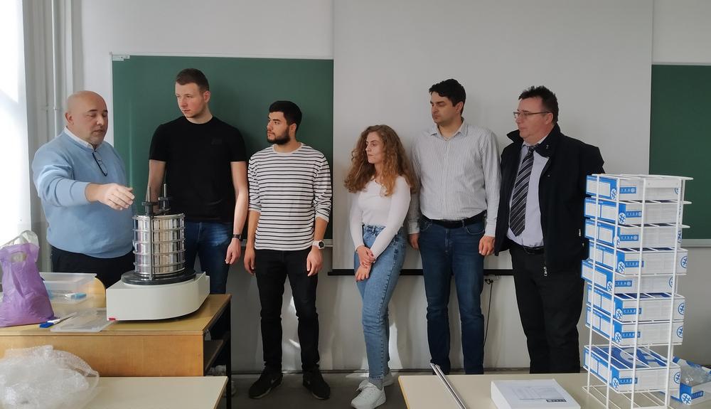 Obavljena obuka studenata Mašinskog fakulteta UNSA sa smjera Energetike na uređaju vibracionog nosača sita