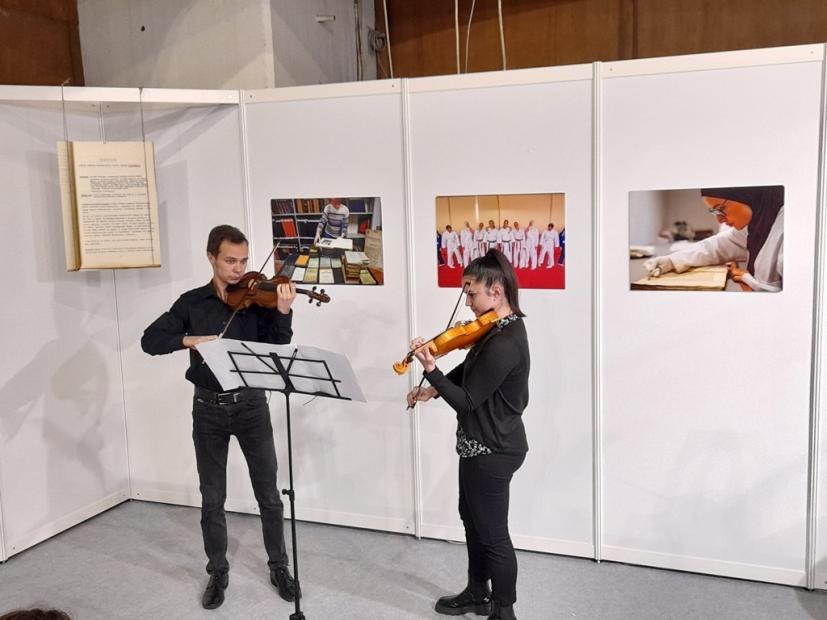 Glazbena izvedba studenata Odsjeka za gudačke instrumente i gitaru Muzičke akademije UNSA na Sajmu knjiga i učila
