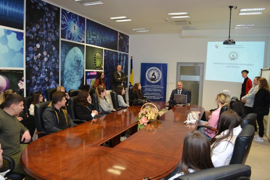 Studenti Fakulteta za kriminalistiku, kriminologiju i sigurnosne studije UNSA posjetili Državnu agenciju za forenziku i vještačenja BiH