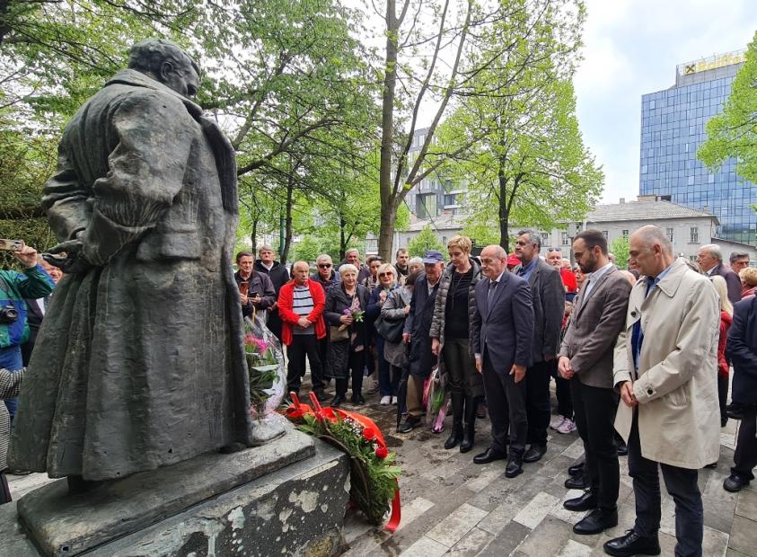 Delegacija Univerziteta u Sarajevu položila cvijeće na spomenik Josipa Broza Tita