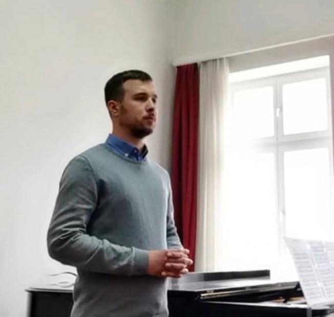 Student treće godine Odsjeka za solo pjevanje Tomislav Perić, dobitnik prve nagrada na Međunarodnom takmičenju solo pjevača “Bruna Špiler” u Crnoj Gori