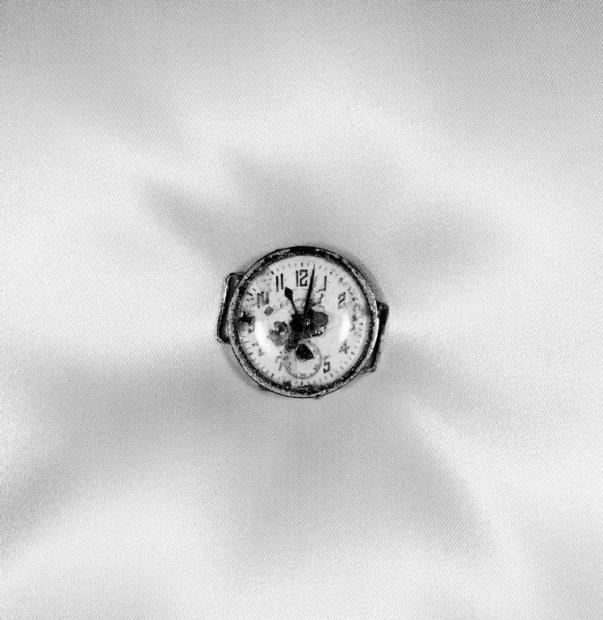 Fotografija: Shomei Tomatsu - Posljedice atomske bombe: Ručni sat zaustavljen u 11:02, avgust 9, 1945, Nagasaki, 1961.