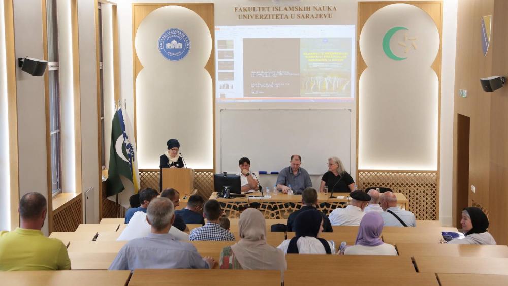 Fakultet islamskih nauka UNSA: Održana tribina “Glasovi iz Srebrenice – Narativi preživjelih genocida u Bosni”