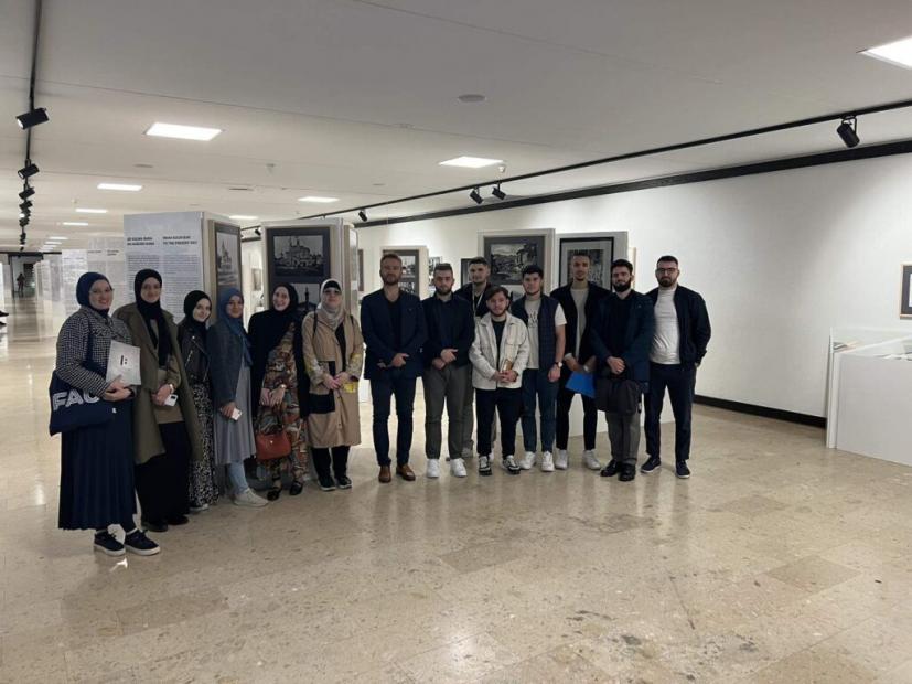Profesori i studenti Fakulteta islamskih nauka UNSA posjetili izložbu "Pod nebom vedre vjere – Islam i Evropa u iskustvu Bosne"