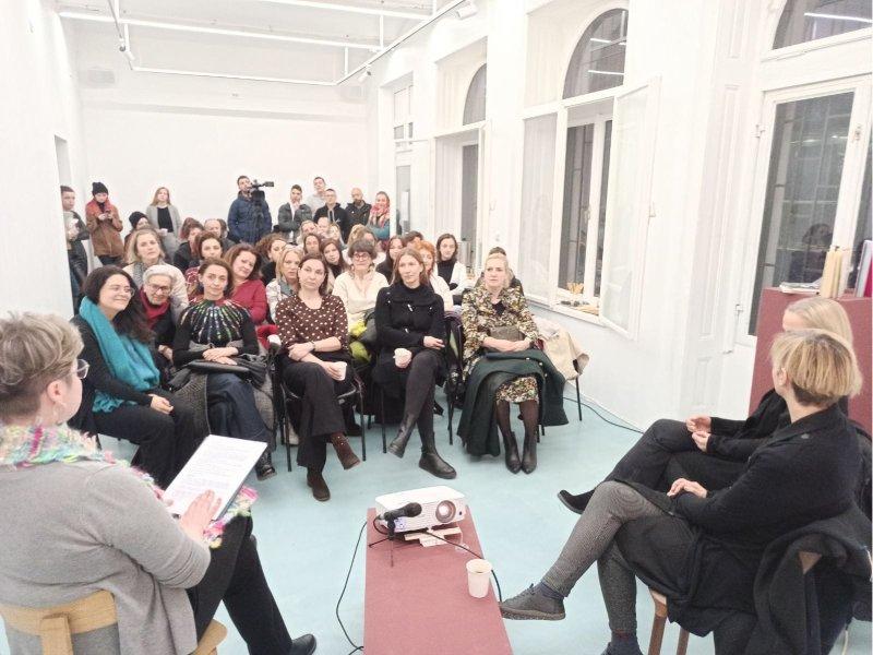 Održana prva tribina iz serije „Trudbenice u kulturi“ | “Ko ti čuva djecu? Materinstvo i (ne)mogućnost umjetničkog angažmana”