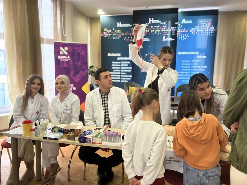 Studenti i studentice Fakulteta zdravstvenih studija UNSA na sajmu „Kad poraSTEM, bit ću naučnica“