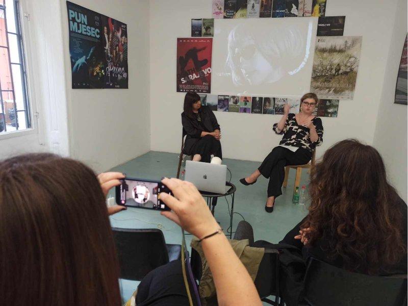 Održana tribina “Umjetnica ili profesorica: kako da vam akademija ne uzme dušu?” u galeriji Manifesto