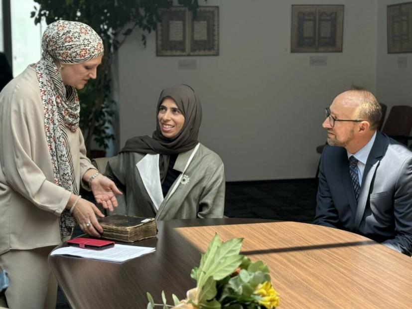 U Gazi Husrev-begovoj biblioteci dobrodošlicu ministrici iskazali su direktor Dženan Handžić i uposlenici.  Tokom obilaska Biblioteke, ministrici su predstavljene usluge i prednosti koje Biblioteka pruža, te je ukazano na značaj koji ima u Bosni i Hercegovini.  – Sretni smo da smo danas, u najstarijoj kulturnoj ustanovi i najstarijoj javnoj biblioteci u ovom dijelu Evrope, imali nesvakidašnju čast ugostiti ministricu. Razlog više za tu radost je u činjenici da zahvalnost za izuzetne uslove u kojima Bibliote