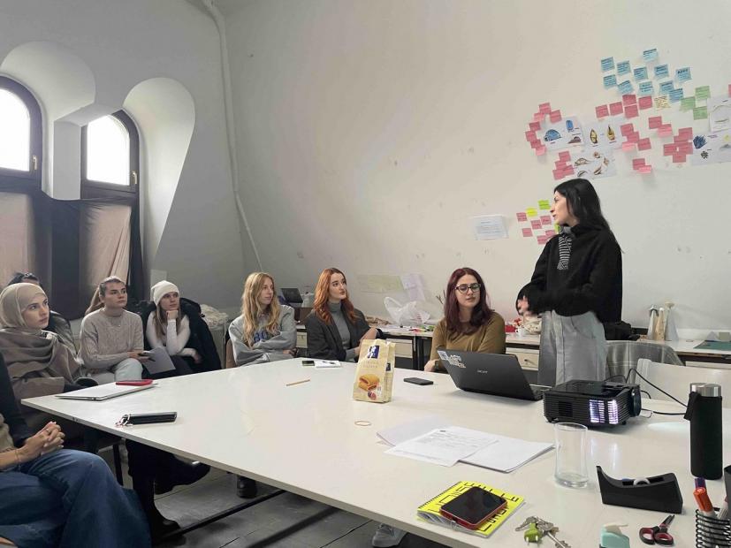 Ena Dujmović, vlasnica brenda PlusMinus i alumna Odsjeka produkt dizajn, održala gostujuće predavanje studentima treće i četvrte godine