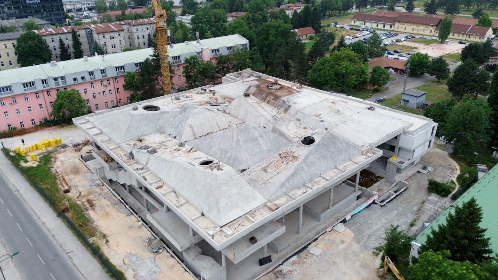 Premijer Uk i rektor ZaPremijer Uk i rektor Zaimović obišli gradilište Biblioteke Univerziteta u Sarajevuimović obišli gradilište Biblioteke Univerziteta u Sarajevu: Pogledajte kako napreduje najveća poslijeratna investicija u univerzitetsku infrastrukturu