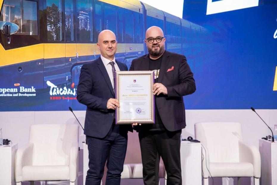 Dekanu Univerziteta u Sarajevu – Fakulteta za saobraćaj i komunikacije prof. dr. Amelu Kosovcu uručena plaketa za dugogodišnji uspješan rad i razvoj javnog prevoza u Sarajevu