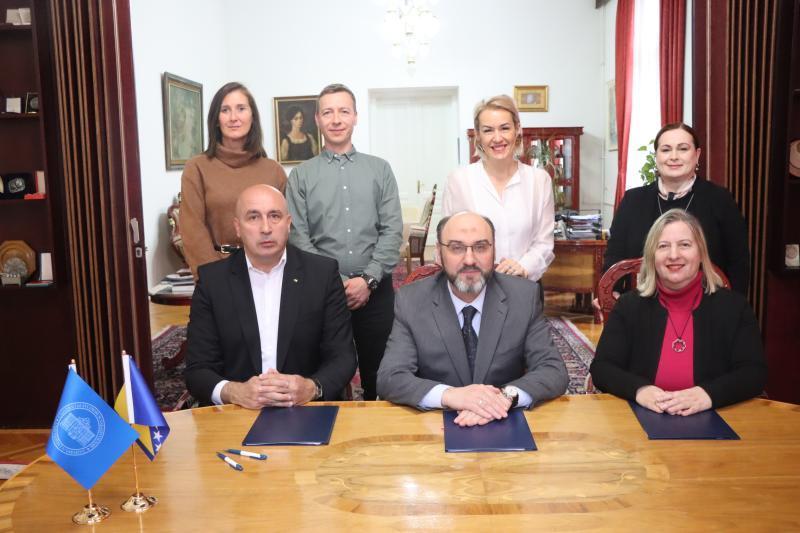 Potpisan Memorandum o saradnji između Ministarstva za boračka pitanja Kantona Sarajevo i Univerziteta u Sarajevu čiji je cilj sistemsko očuvanje istine o prošlosti Bosne i Hercegovine