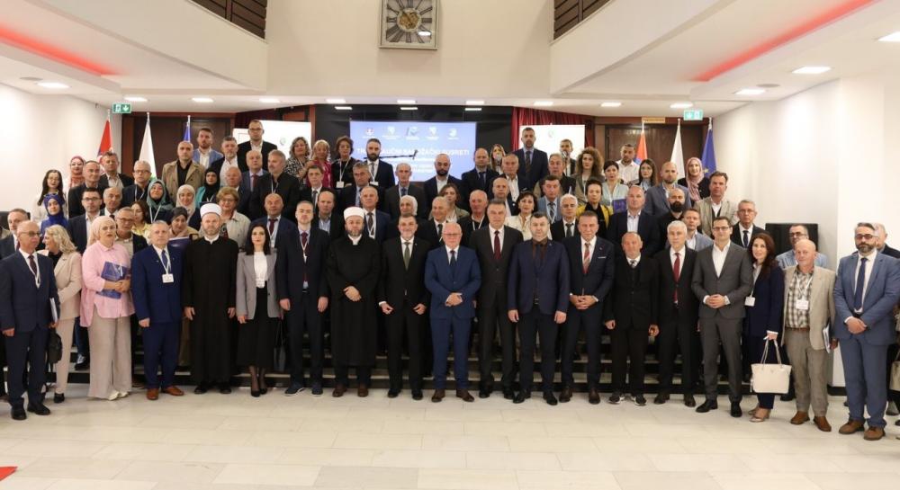 Uposlenici Instituta za istraživanje zločina protiv čovječnosti i međunarodnog prava UNSA učesnici međunarodne naučne konferencije "Sandžak kroz vijekove: izazovi prošlosti i perspektive budućnosti"
