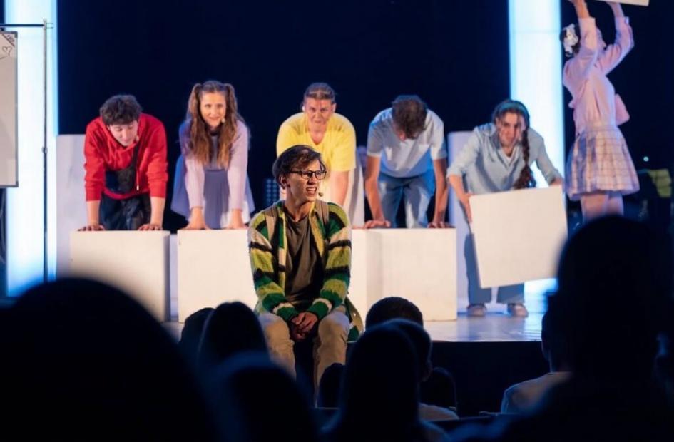 Mjuzikl „Be More Chill“ na 34. Kotorskom festivalu pozorišta za djecu | Potvrda uspješne saradnje Akademije scenskih umjetnosti i međunarodnih partnera