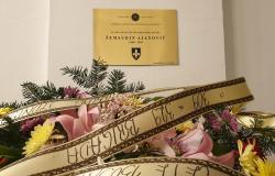 Otkrivena spomen-ploča Šemsudinu Ajanoviću, uposleniku Univerziteta u Sarajevu i nosiocu priznanja „Zlatni ljiljan“ i „Zlatna policijska značka“