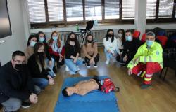 110 studenata Fakulteta zdravstvenih studija UNSA uspješno završilo kurs BLS u JU ZHMP KS