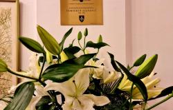 Položeno cvijeće ispred spomen-ploče Šemsudinu Ajanoviću, uposleniku Univerziteta u Sarajevu i nosiocu priznanja „Zlatni ljiljan“ i „Zlatna policijska značka