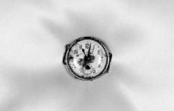 Fotografija: Shomei Tomatsu - Posljedice atomske bombe: Ručni sat zaustavljen u 11:02, avgust 9, 1945, Nagasaki, 1961.