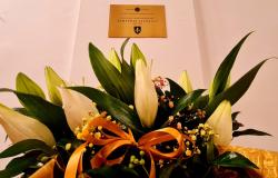 Položeno cvijeće ispred spomen-ploče Šemsudinu Ajanoviću, uposleniku Univerziteta u Sarajevu i nosiocu priznanja „Zlatni ljiljan“ i „Zlatna policijska značka