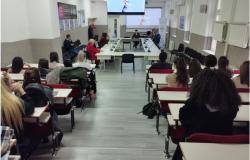 U sklopu projekta UNIGEM na Fakultetu za kriminalistiku, kriminologiju i sigurnosne studije UNSA održan okrugli stol “Policijsko postupanje u slučaju rodno zasnovanog nasilja”