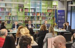 Na Fakultetu političkih nauka UNSA promovirana knjige “Vaninstitucionalna politika: institucije i novi politički akteri” autora prof. dr. Elvisa Fejzića