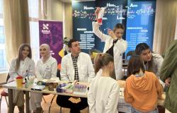 Studenti i studentice Fakulteta zdravstvenih studija UNSA na sajmu „Kad poraSTEM, bit ću naučnica“