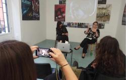 Održana tribina “Umjetnica ili profesorica: kako da vam akademija ne uzme dušu?” u galeriji Manifesto