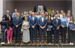 Certificates awarded to UNSA Faculty of Political Sciences students for successfully completed internships at the Ministry of Defense of Bosnia and Herzegovina