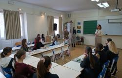 Studentice Katedre za arapski jezik Odsjeka za orijentalnu filologiju održale radionicu "Easy Arabizmi" u Prvoj bošnjačkoj gimnaziji