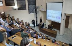 Predavanje „Robotika i umjetna inteligencija mijenjaju svijet: Iskustva nakon 5.000 robotski asistiranih operacija“ održano na Medicinskom fakultetu UNSA