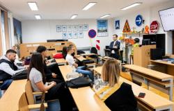Fakultet za saobraćaj i komunikacije UNSA | Razvoj kompetencija studenata kroz stručnu praksu i saradnju s privredom