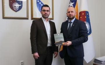 Predsjedavajući Skupštine KS na sastanku sa direktorom Instituta za istraživanje zločina protiv čovječnosti i međunarodnog prava UNSA: Nastaviti jačati institucionalnu podršku radu Instituta