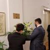 Položeno cvijeće ispred spomen-ploče Šemsudinu Ajanoviću, uposleniku Univerziteta u Sarajevu i nosiocu priznanja „Zlatni ljiljan“ i „Zlatna policijska značka